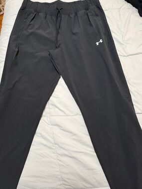 NWT Under Armour Black Womens Training Jogger Pants with Vent Panels